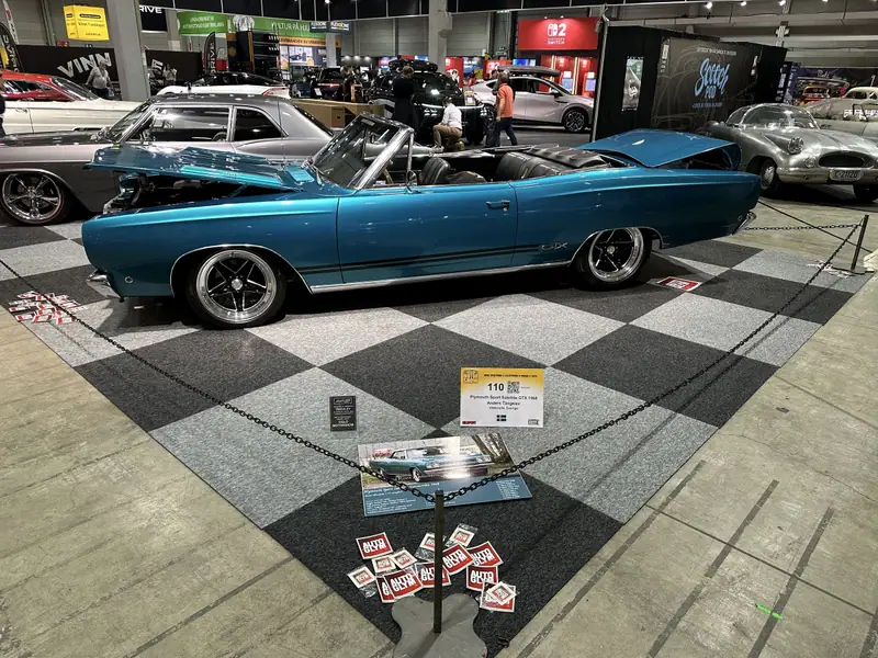 Blå Plymouth Sport Satellite GTX cabriolet från 1968 i en monter på Oslo Motor Show 2025.